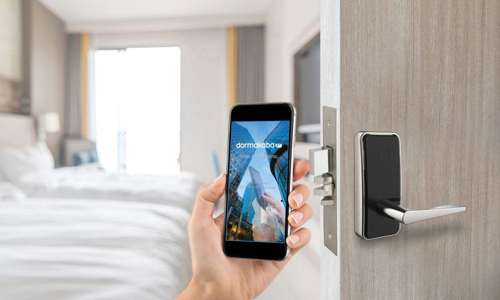 SAFFIRE_APP_with-hand_phone