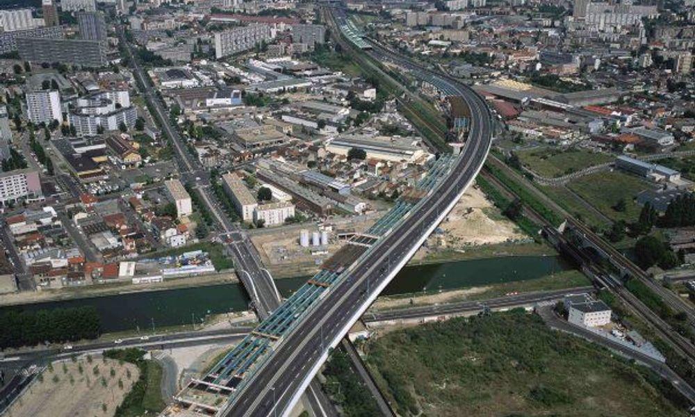 INFRASTRUCTURE DE TRANSPORT ET DEPLACEMENT DE TRANSPORT ET DEPLACEMENT routière enjambant le canal S